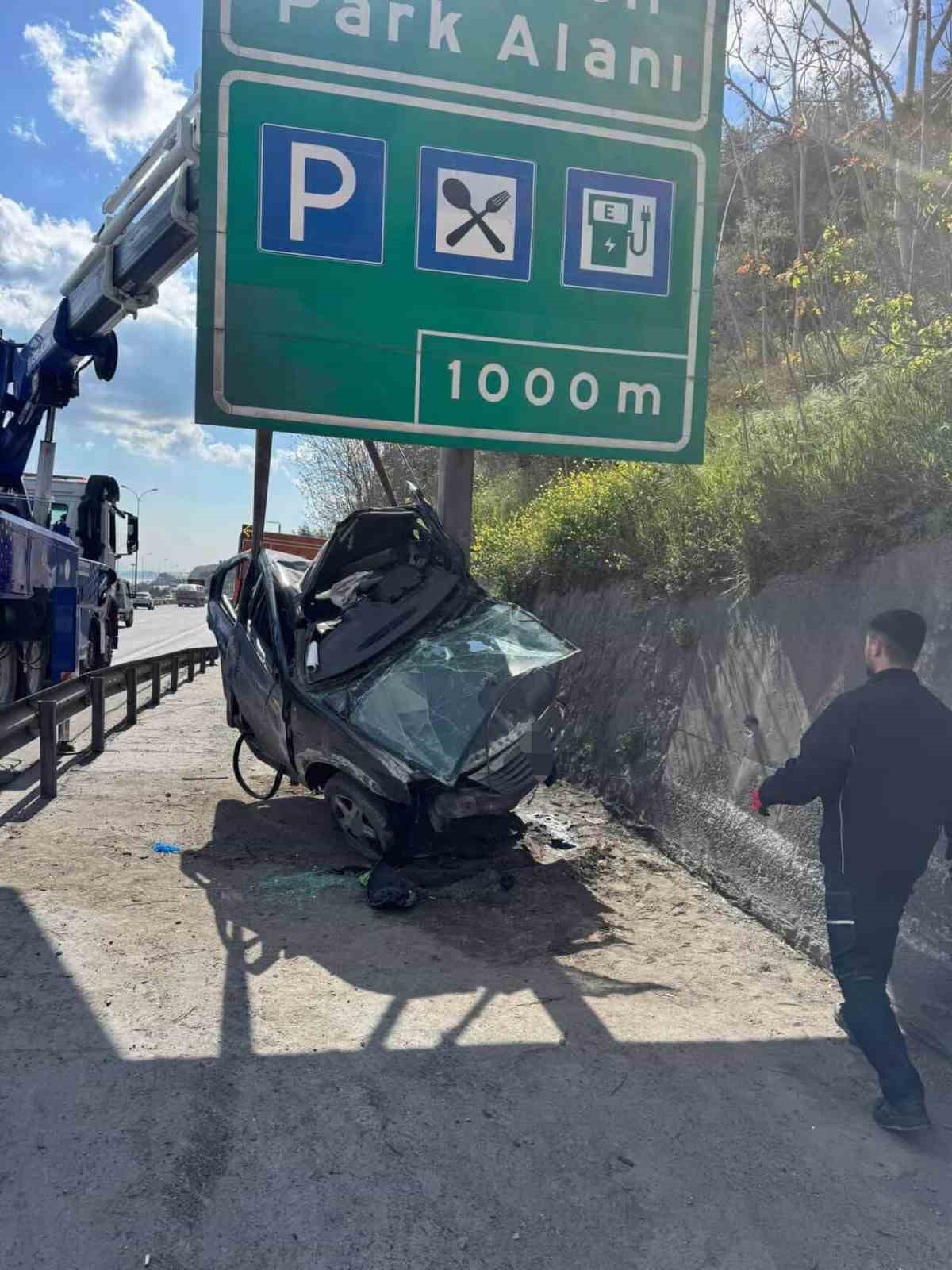 TEM&rsquo;de otomobil y&ouml;n levhasına saplandı: 1 kişi yaralandı
