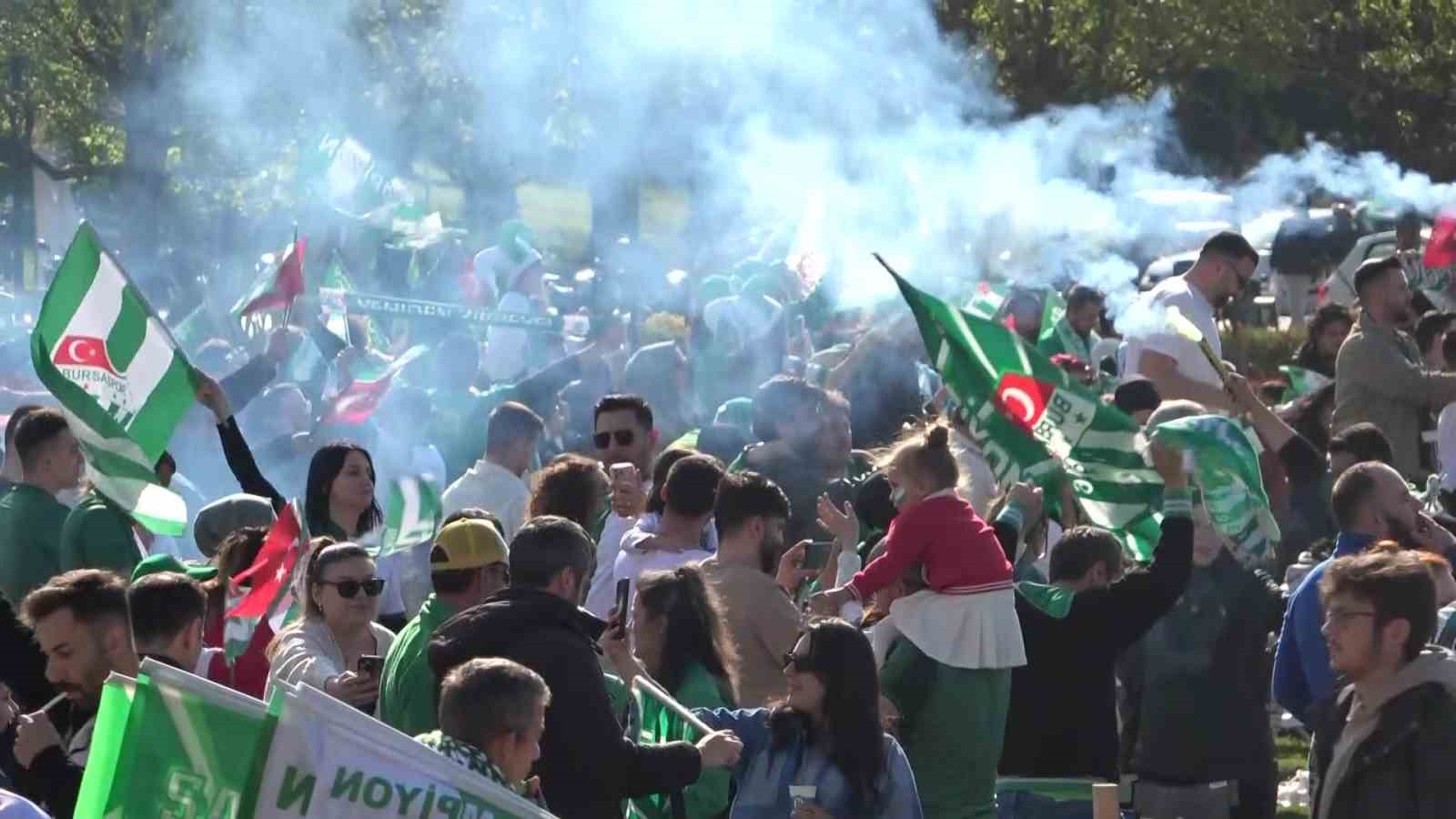 Bursaspor şampiyonluğunu b&ouml;yle karşıladı

