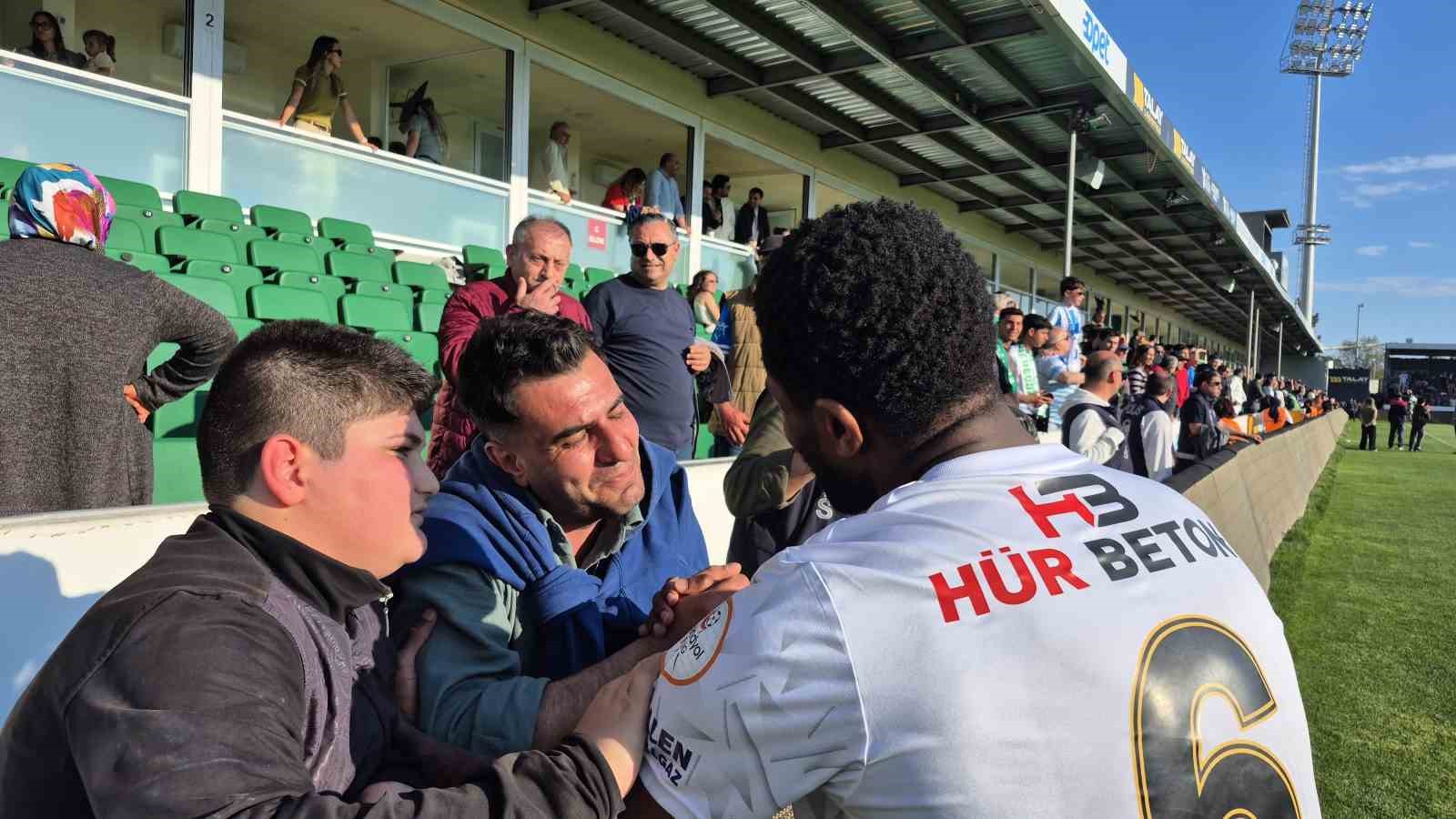 Erzurumspor FK ma&ccedil;tan sonra şampiyonluğunu kutladı
