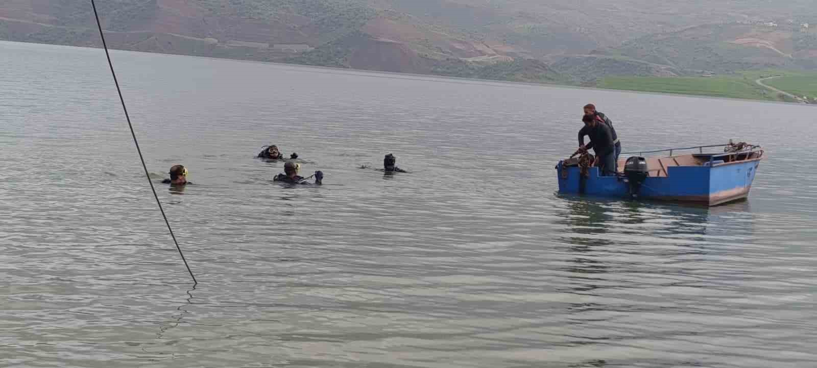 Siirt&rsquo;te otomobil baraj g&ouml;l&uuml;ne d&uuml;şt&uuml;
