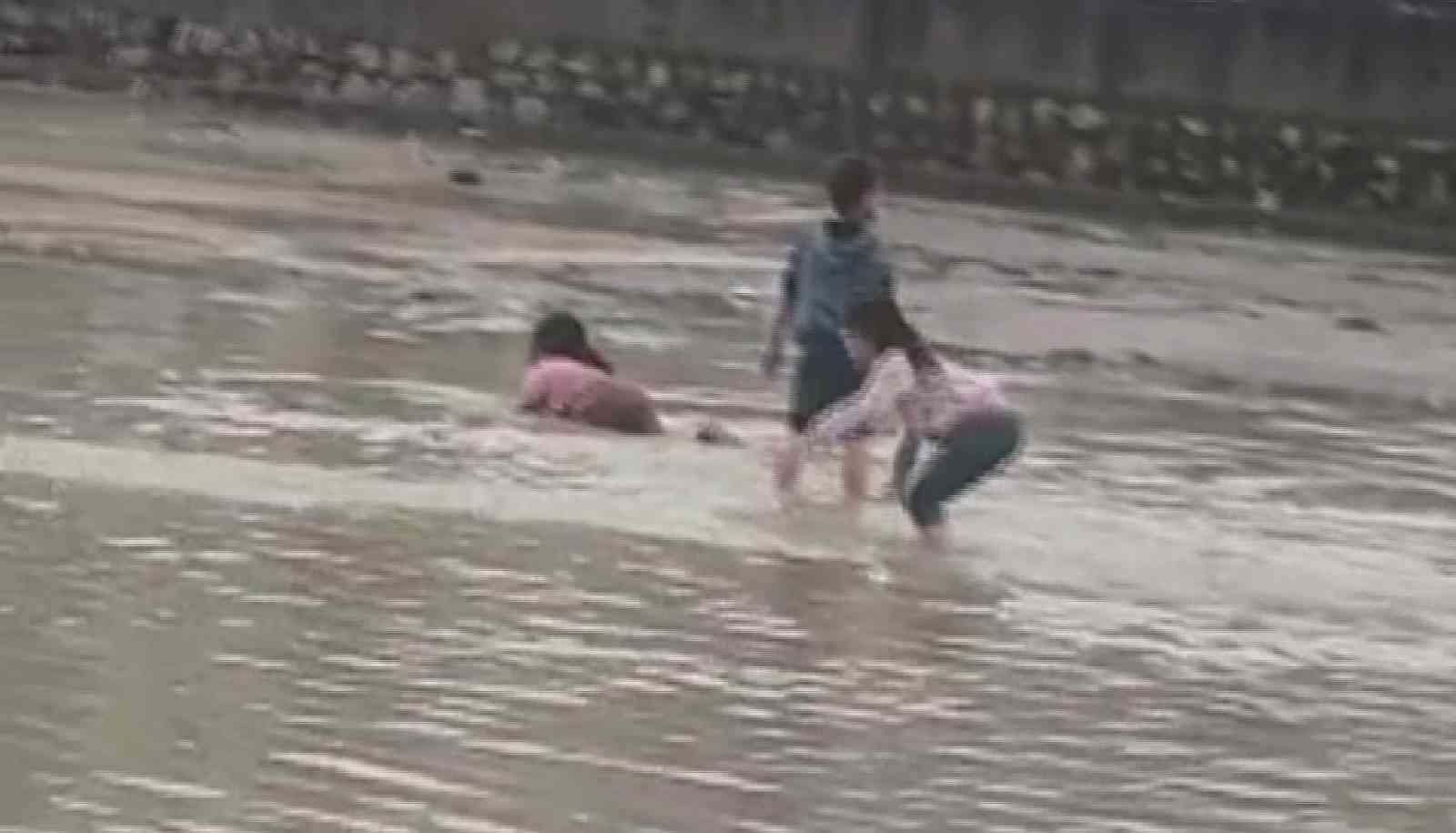 Afetin ortasında tehlikeli oyun: &Ccedil;ocuklar sel sularında oynadı
