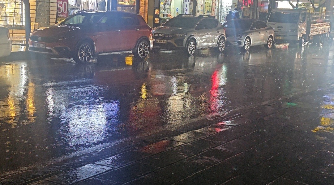 Elazığ&rsquo;da sağanak yağış
