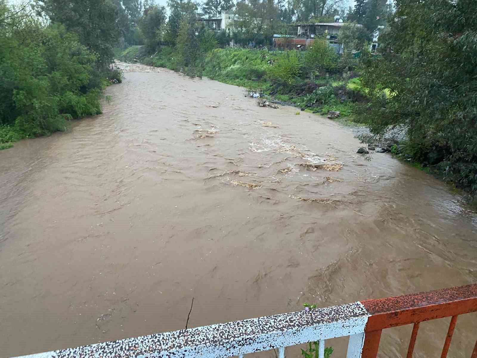 D&uuml;zi&ccedil;i&rsquo;nde şiddetli yağış: Tarım arazileri ve yollar sular altında kaldı
