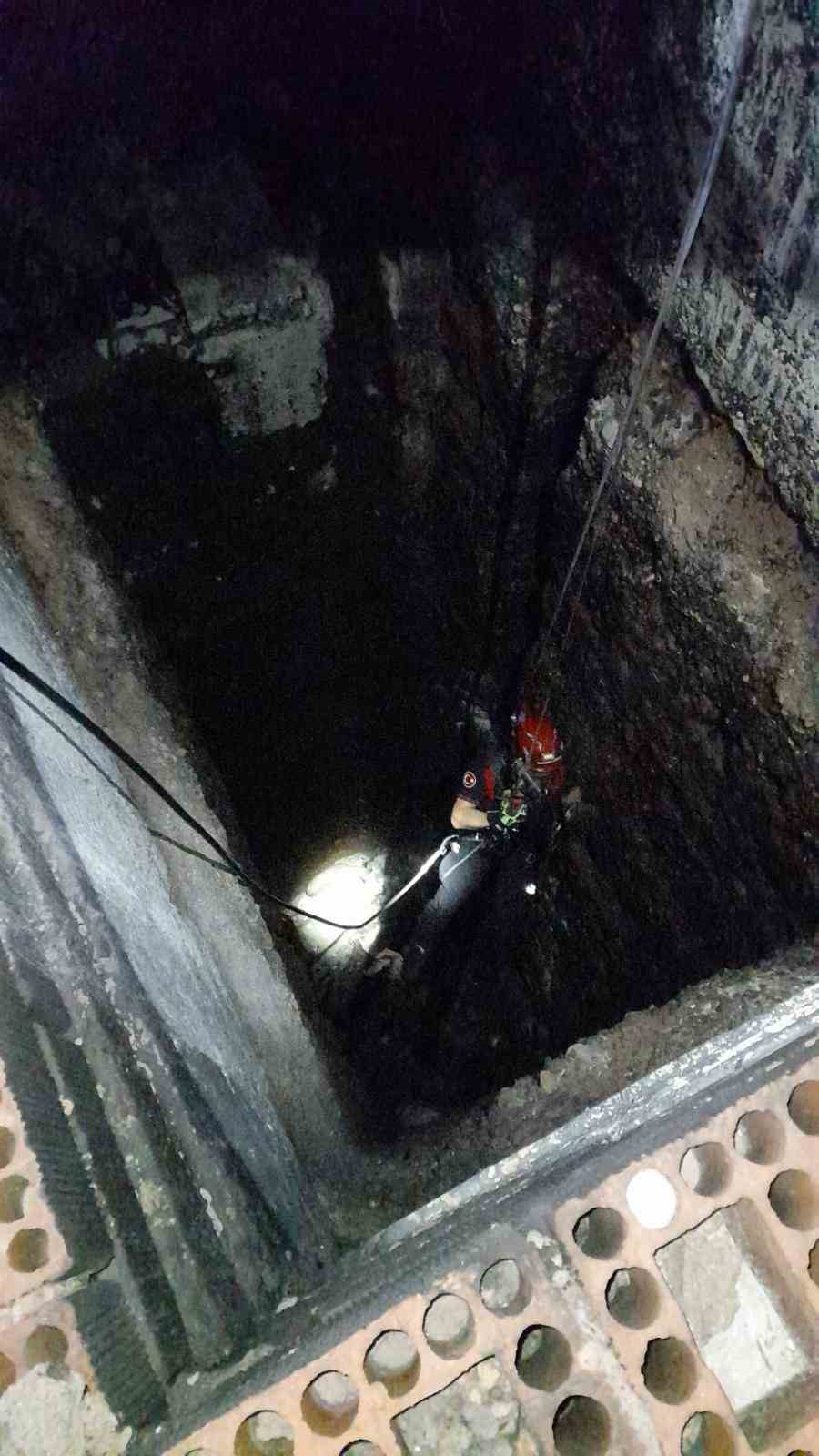 İzmir&rsquo;de kuyuya d&uuml;şen kuzuya itfaiyeden nefes kesen kurtarma
