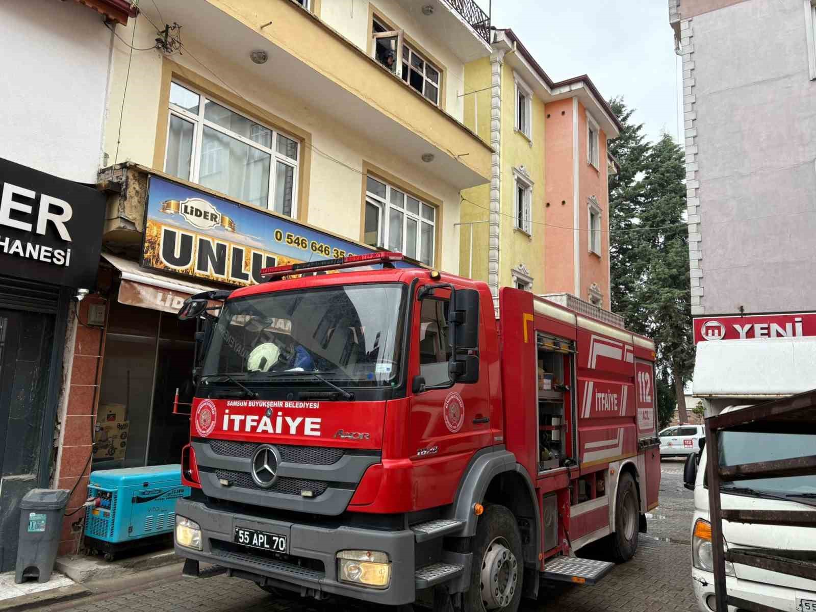 Vezirk&ouml;pr&uuml;&rsquo;de daire yangını
