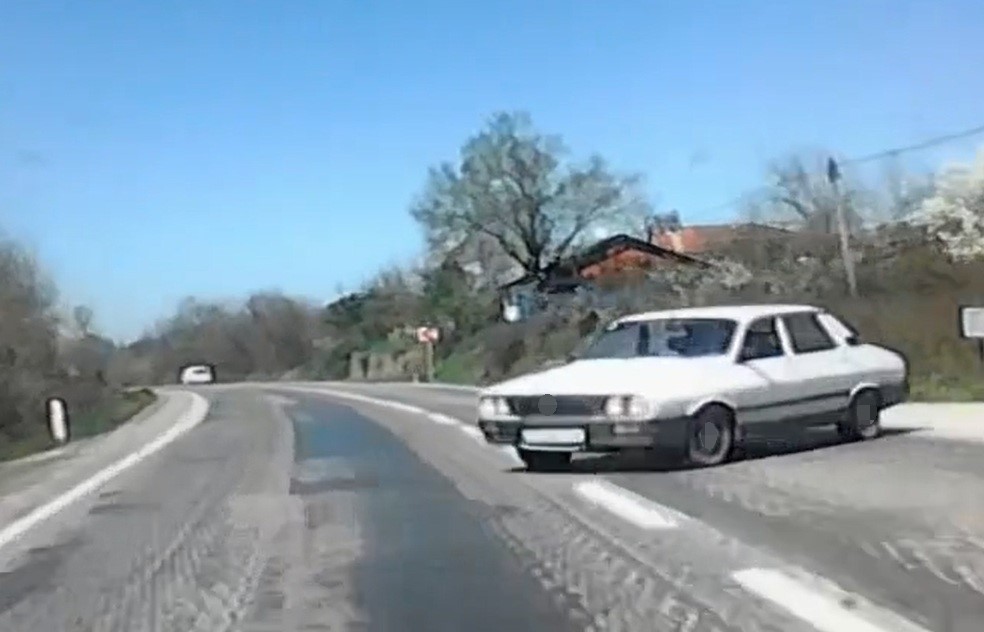 Bartın&rsquo;da 2 otomobil kafa kafaya &ccedil;arpıştı
