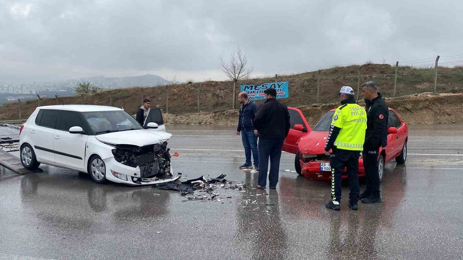 Elazığ’da otomobiller çarpıştı: 3 yaralı