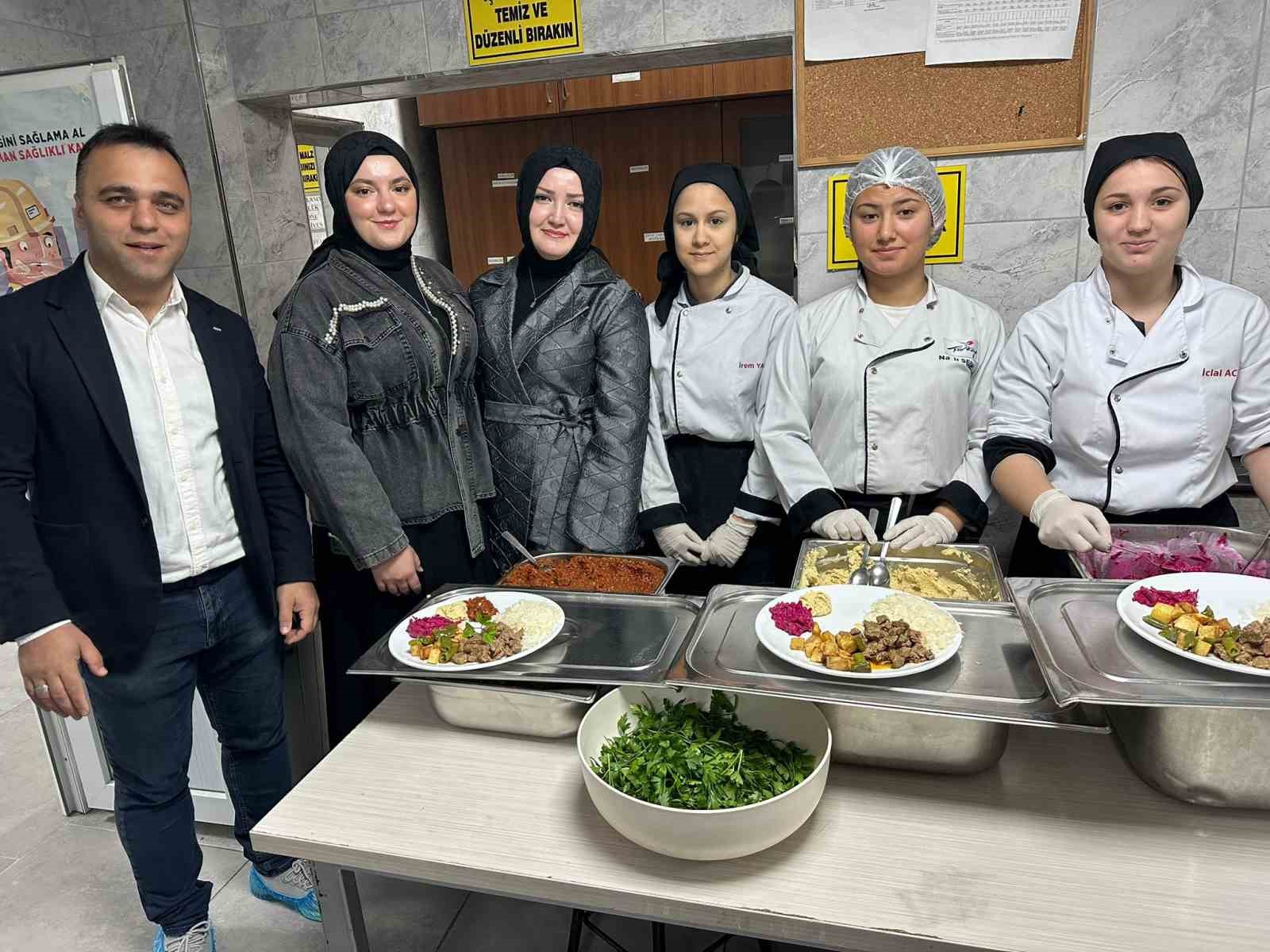Aşçı adayı lise öğrencileri günde 10 bin kişi için yemek hazırlıyor