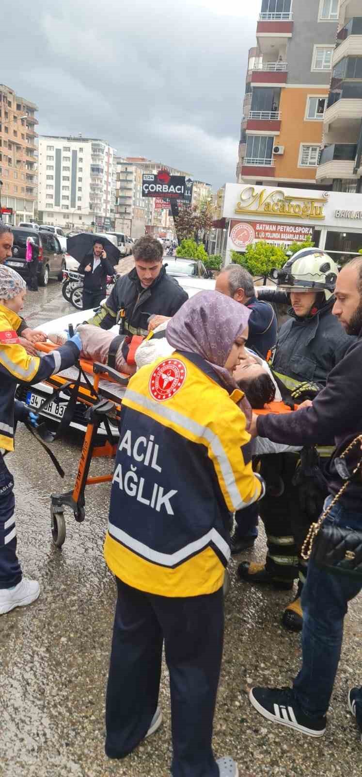 Batman&rsquo;da otomobilin &ccedil;arptığı yaya ağır yaralandı
