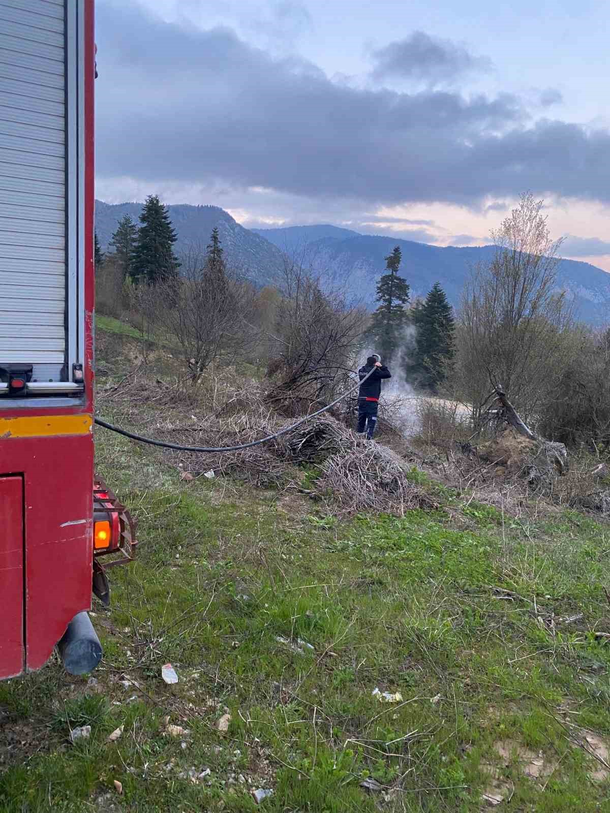 Ormanlık alanda &ccedil;ıkan yangın b&uuml;y&uuml;meden s&ouml;nd&uuml;r&uuml;ld&uuml;
