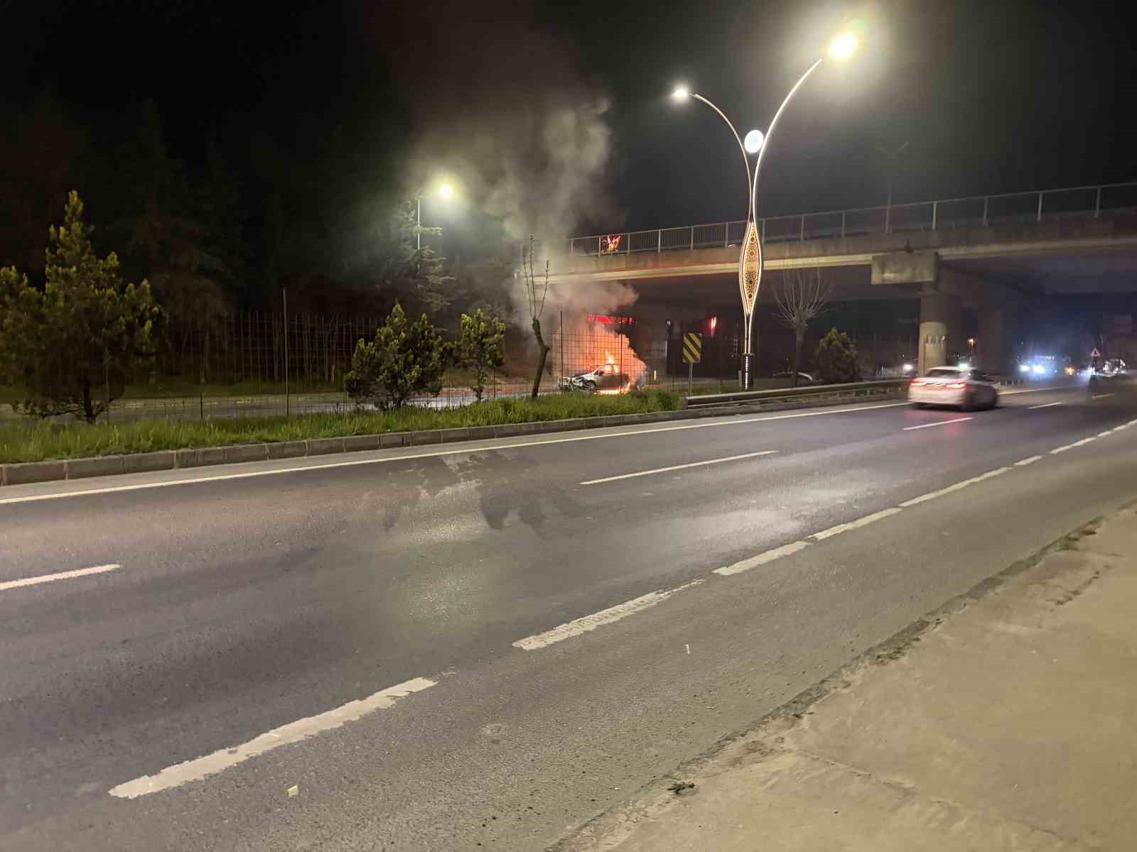Kaza yapan otomobil alev topuna d&ouml;nd&uuml;: Yol trafiğe kapandı

