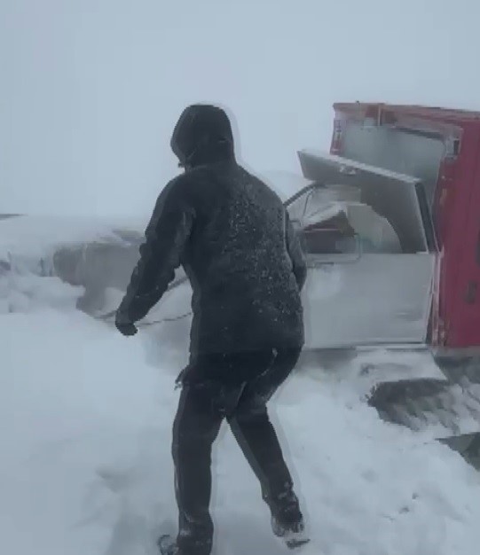 Bahar ayında kış manzarası: Karadağ&rsquo;da nefes kesen &ccedil;alışma
