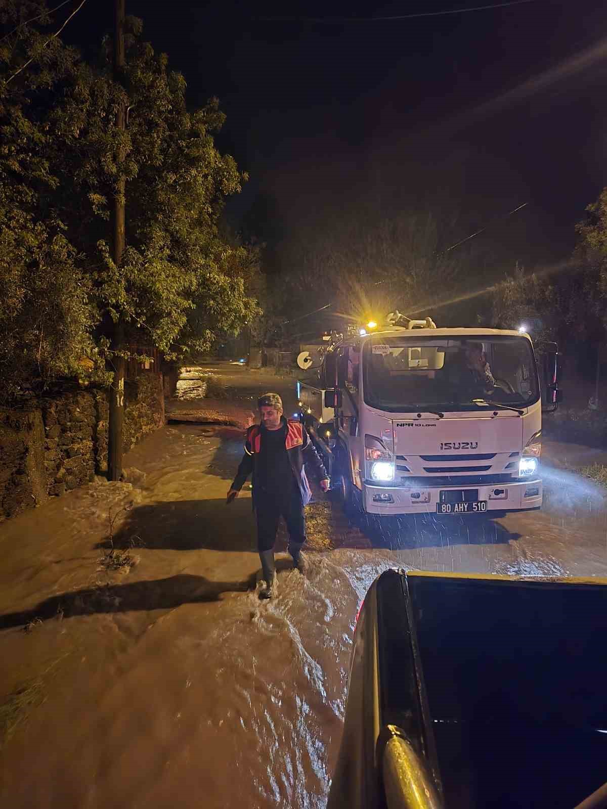 Osmaniye&rsquo;de şiddetli yağmur ulaşımı vurdu
