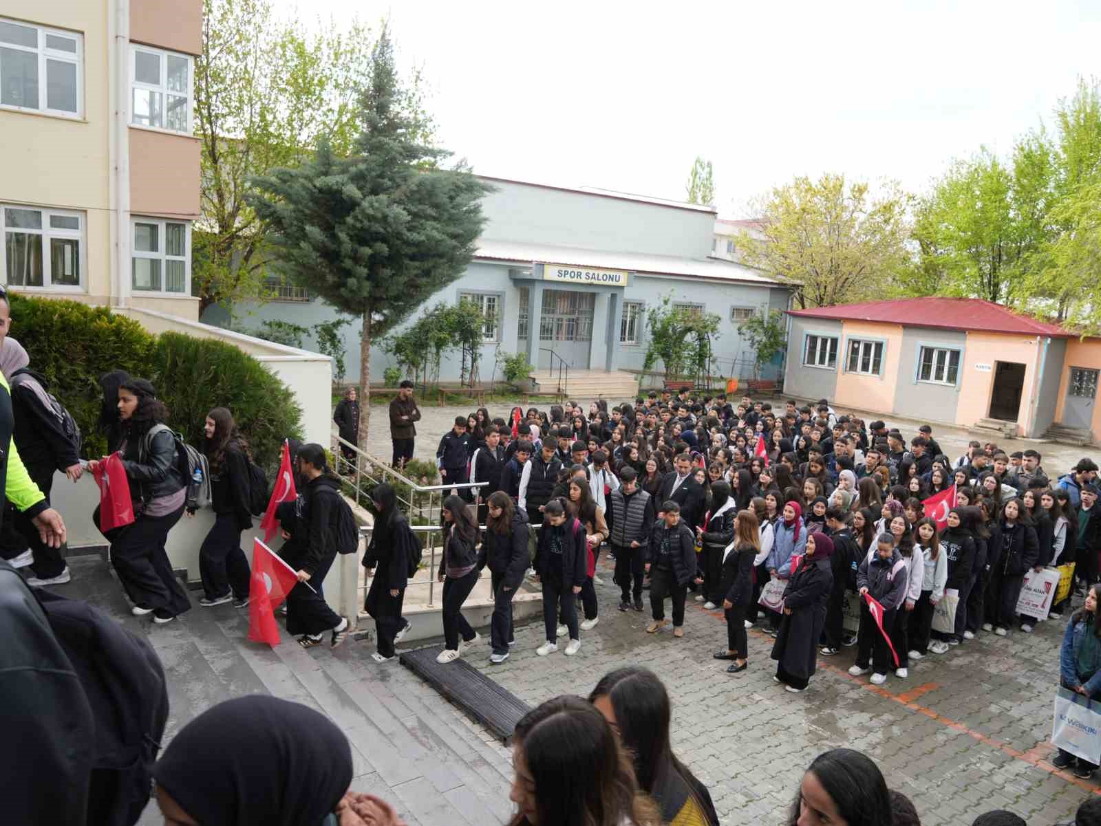 Iğdır&rsquo;da haftanın ilk eğitim g&uuml;n&uuml;nde protokol &ouml;ğrencilerle buluştu
