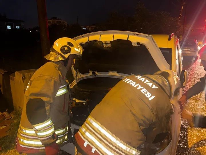 Defne’de aracın motorunda yangın çıktı