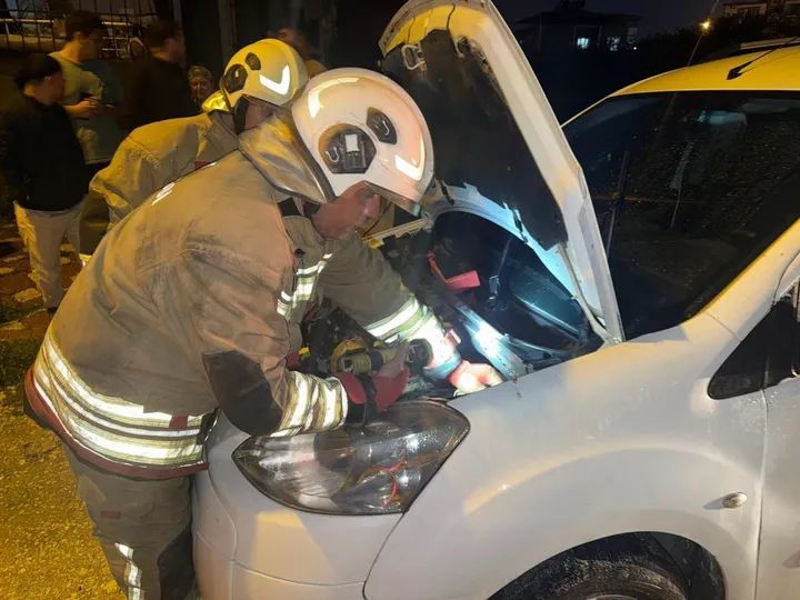 Defne&rsquo;de aracın motorunda yangın &ccedil;ıktı
