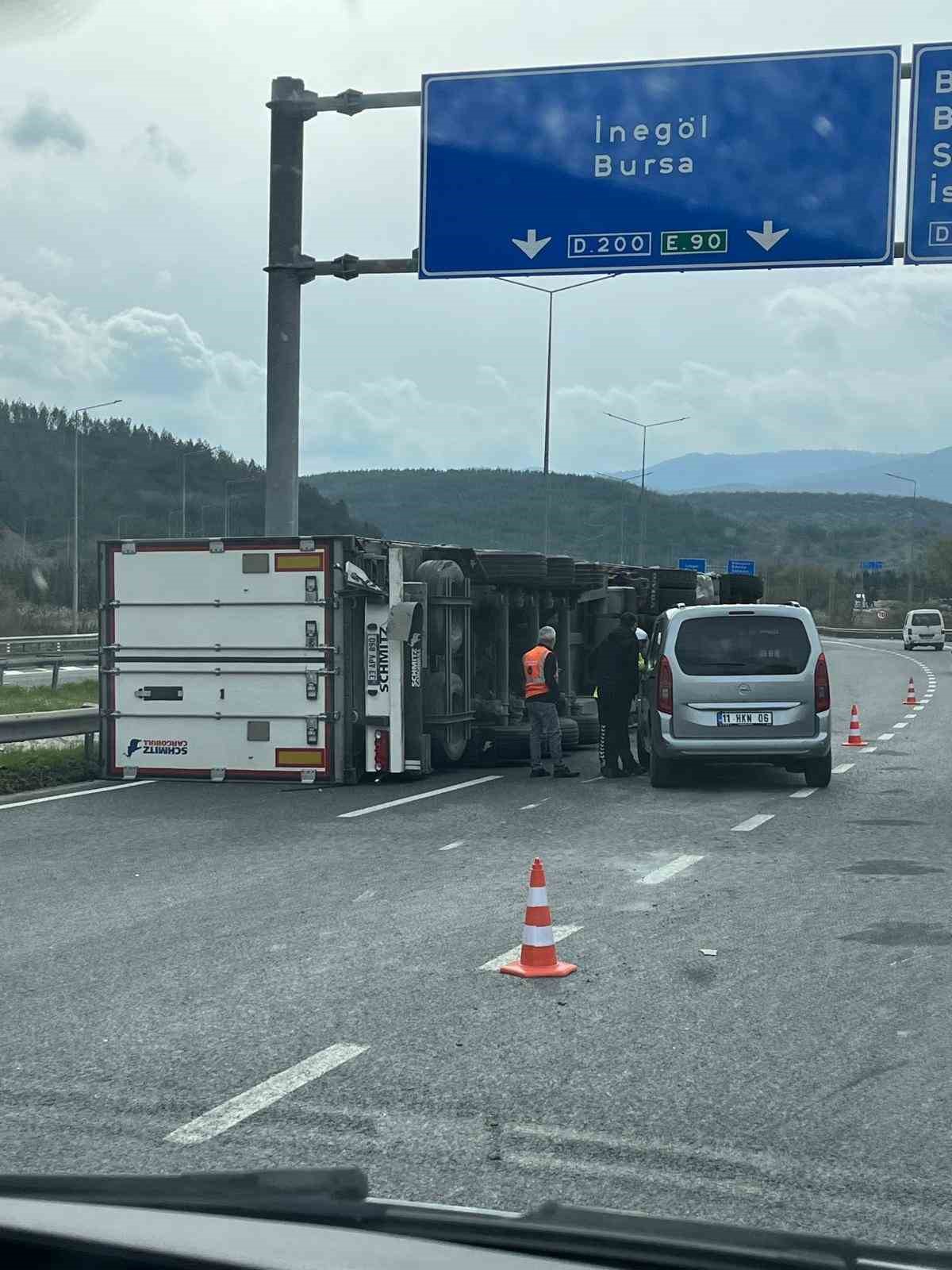 Bilecik&rsquo;te kontrolden &ccedil;ıkan tır devrildi
