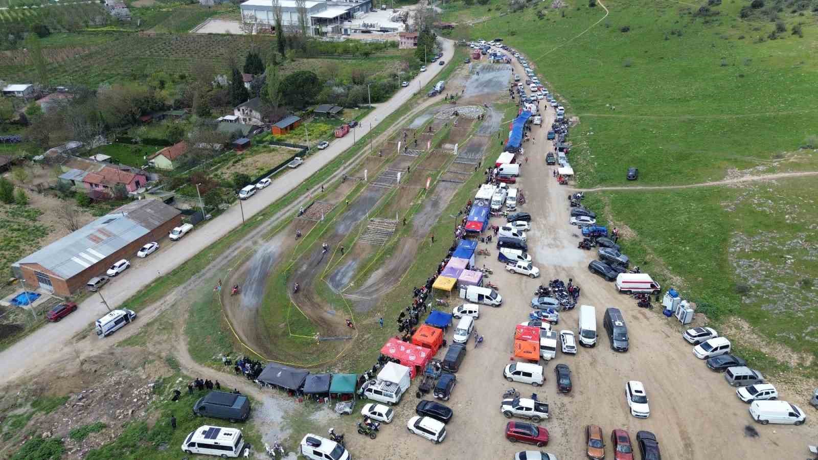 Motosikletler u&ccedil;tu
