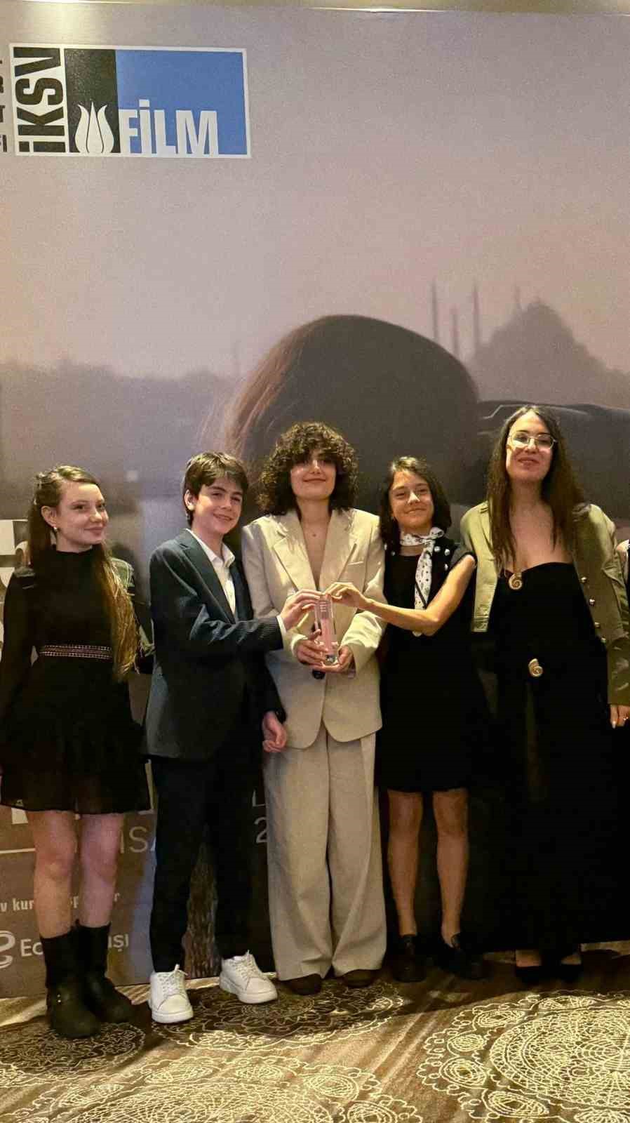 Gen&ccedil; oyuncu Mustafa Konak&rsquo;ın başrol&uuml;nde yer aldığı "Yer&ccedil;ekimi" ne &ouml;d&uuml;l
