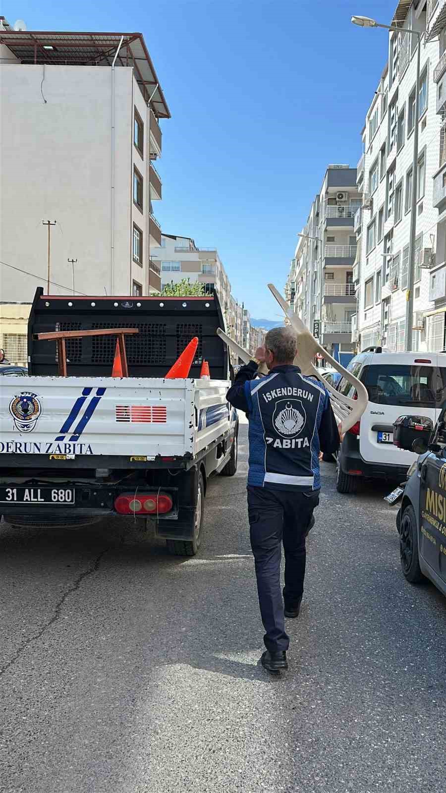 Kaldırım işgalini &ouml;nlemek i&ccedil;in operasyona &ccedil;ıkan zabıtanın g&ouml;rev aşkı, esnafın ısrarını yendi
