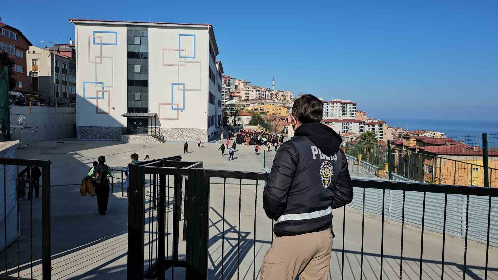 Zonguldak&rsquo;taki okullarda polis n&ouml;beti başladı
