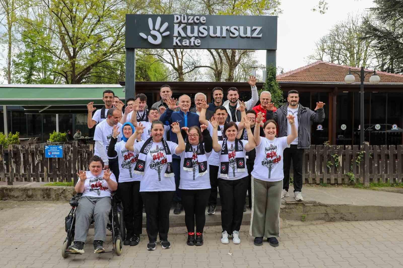 Başkan &Ouml;zl&uuml; Kusursuz kafenin &ouml;zel &ccedil;alışanlarıyla masa tenisi oynadı
