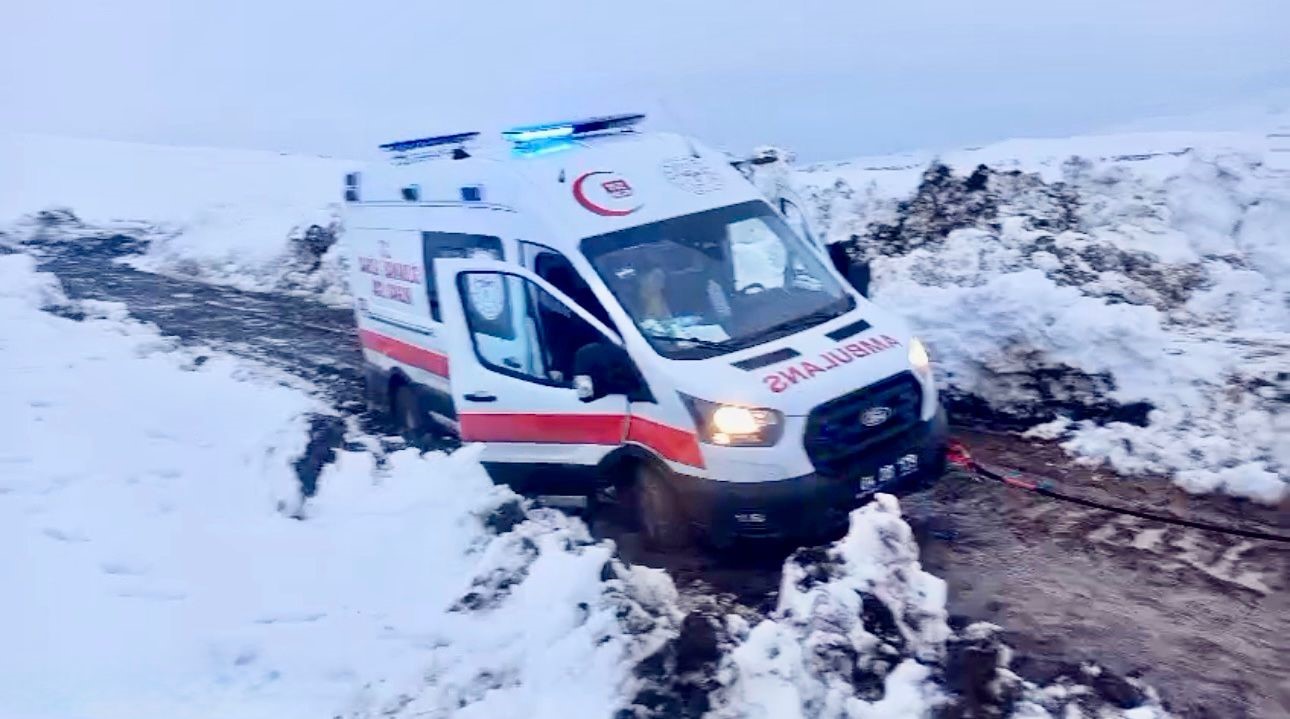 Ağrı&rsquo;da nisan karı yolu kapattı: Hasta kurtarmaya giden ambulansa ekipler yetişti
