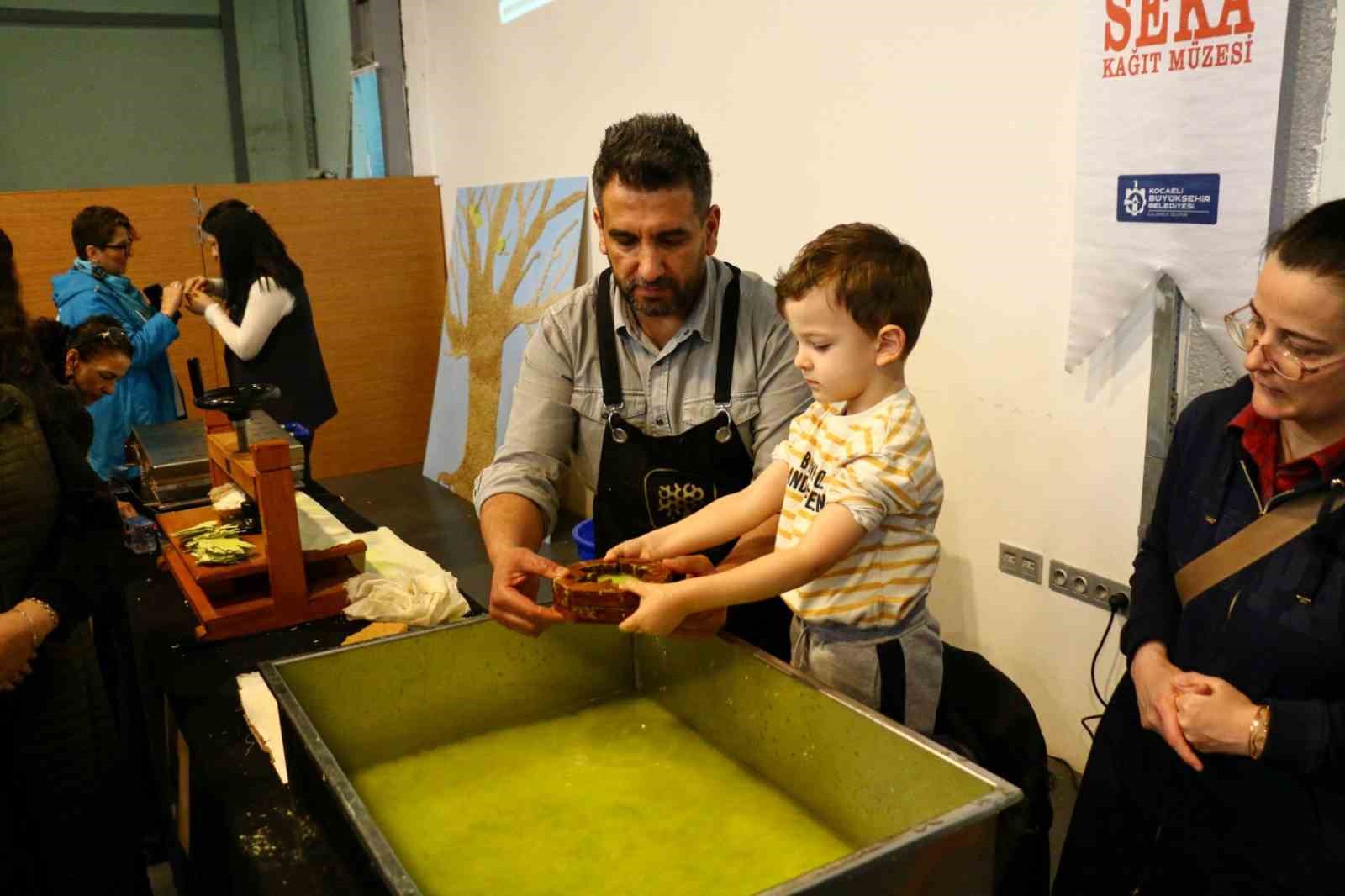 Geleneksel y&ouml;ntemlerle dev T&uuml;rk bayrağı yapıldı
