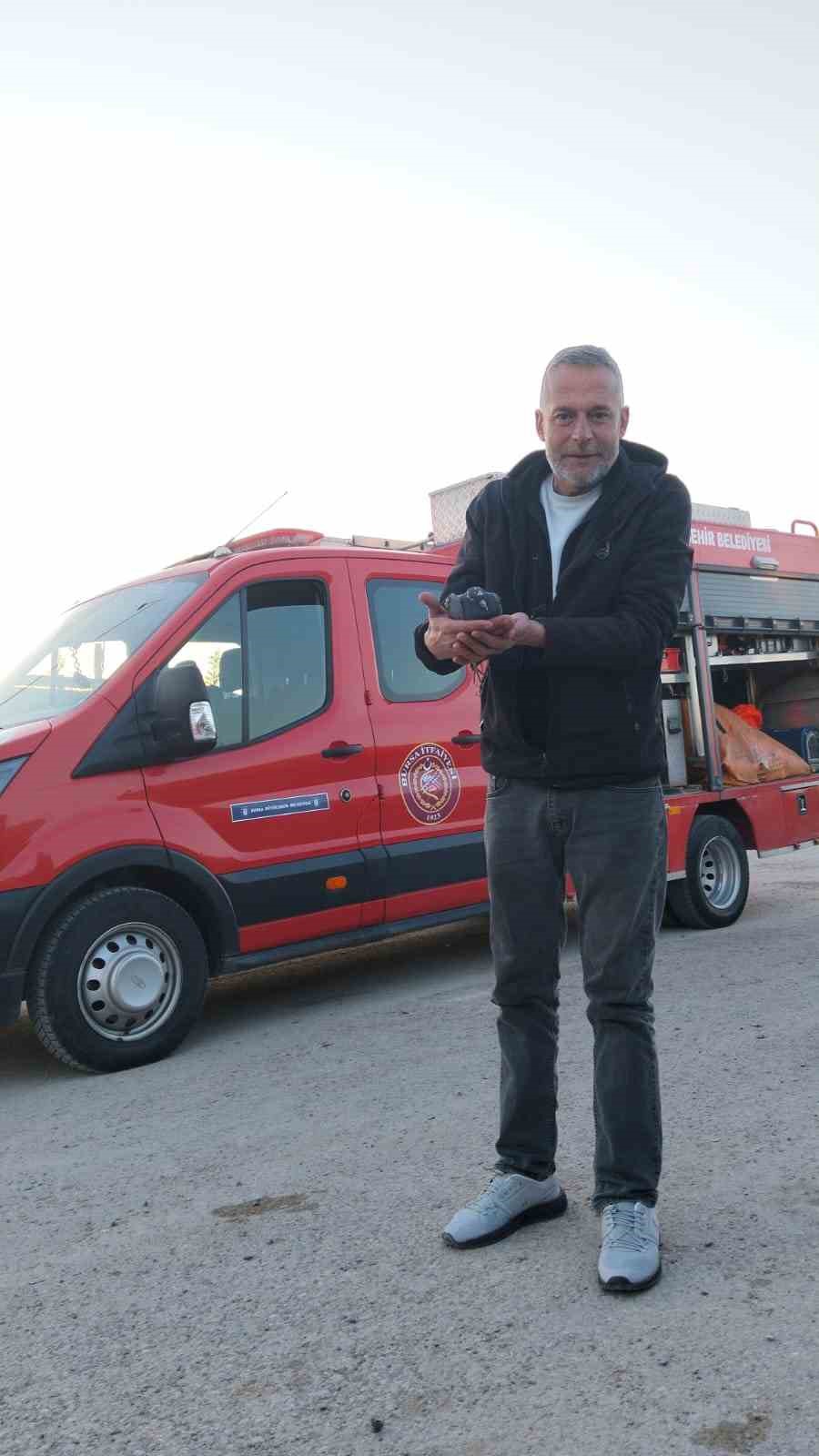 Asılı kalan g&uuml;vercini halatla inip kurtardılar
