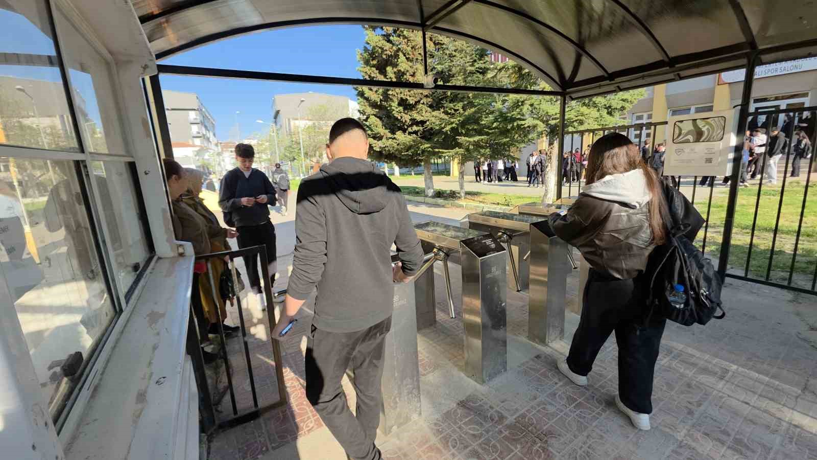 Edirne&rsquo;de lisede turnikeli g&uuml;venlik sistemi
