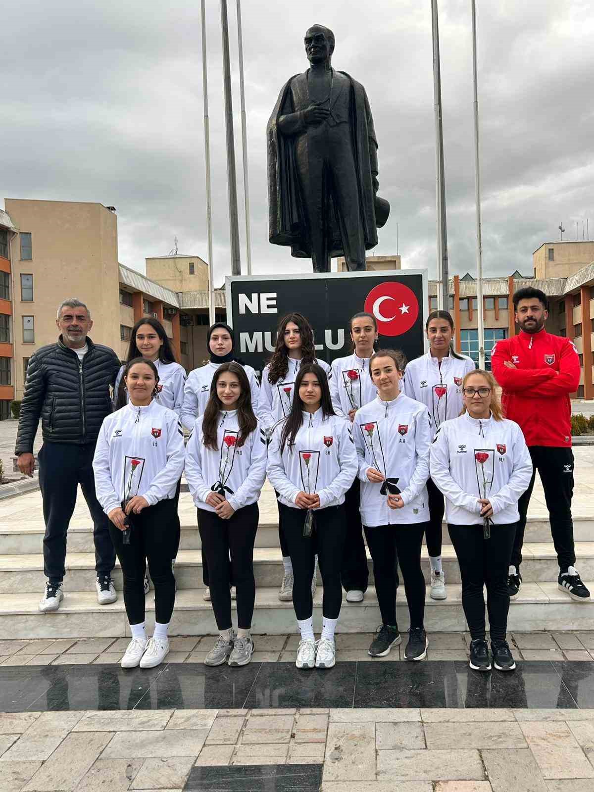 Şampiyon oldular, unutmadılar: 10 can i&ccedil;in karanfil bıraktılar
