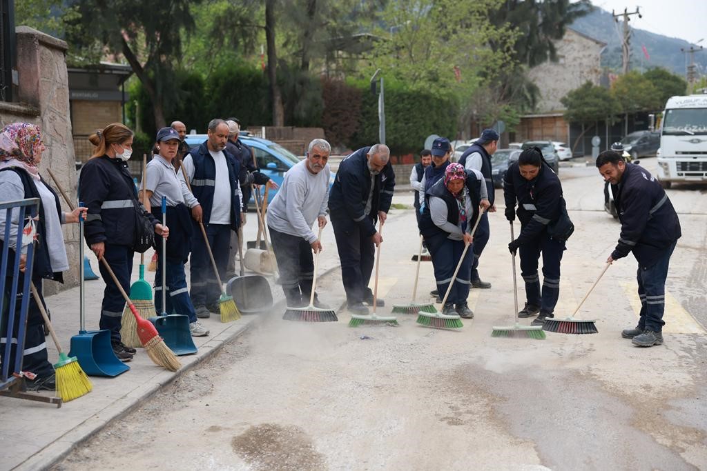 Şehzadelerin d&ouml;n&uuml;şen mahallelerinde kapsamlı temizlik
