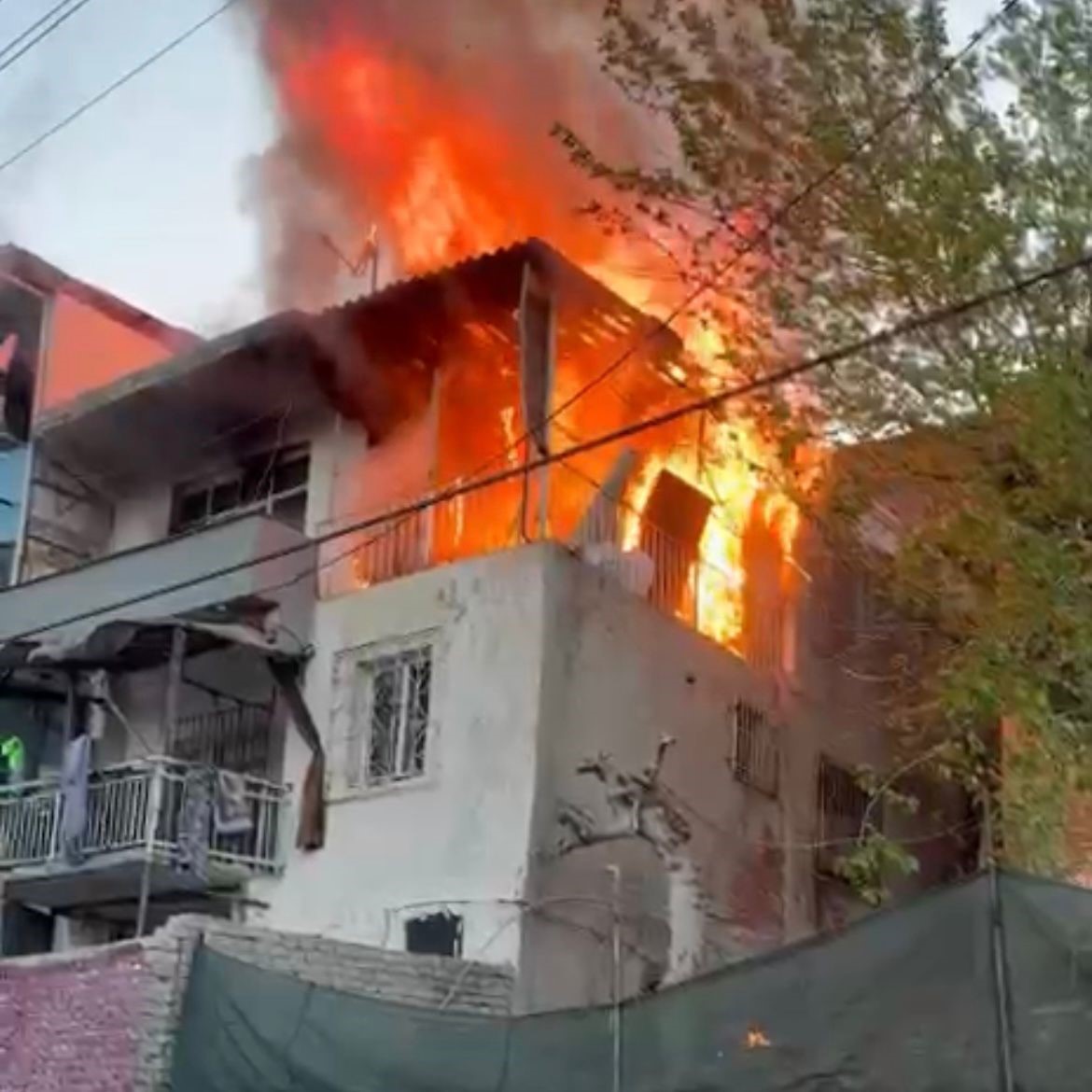 İzmir&rsquo;de su&ccedil; delillerini gizlemek i&ccedil;in evi yakan 10 ş&uuml;pheli yakalandı
