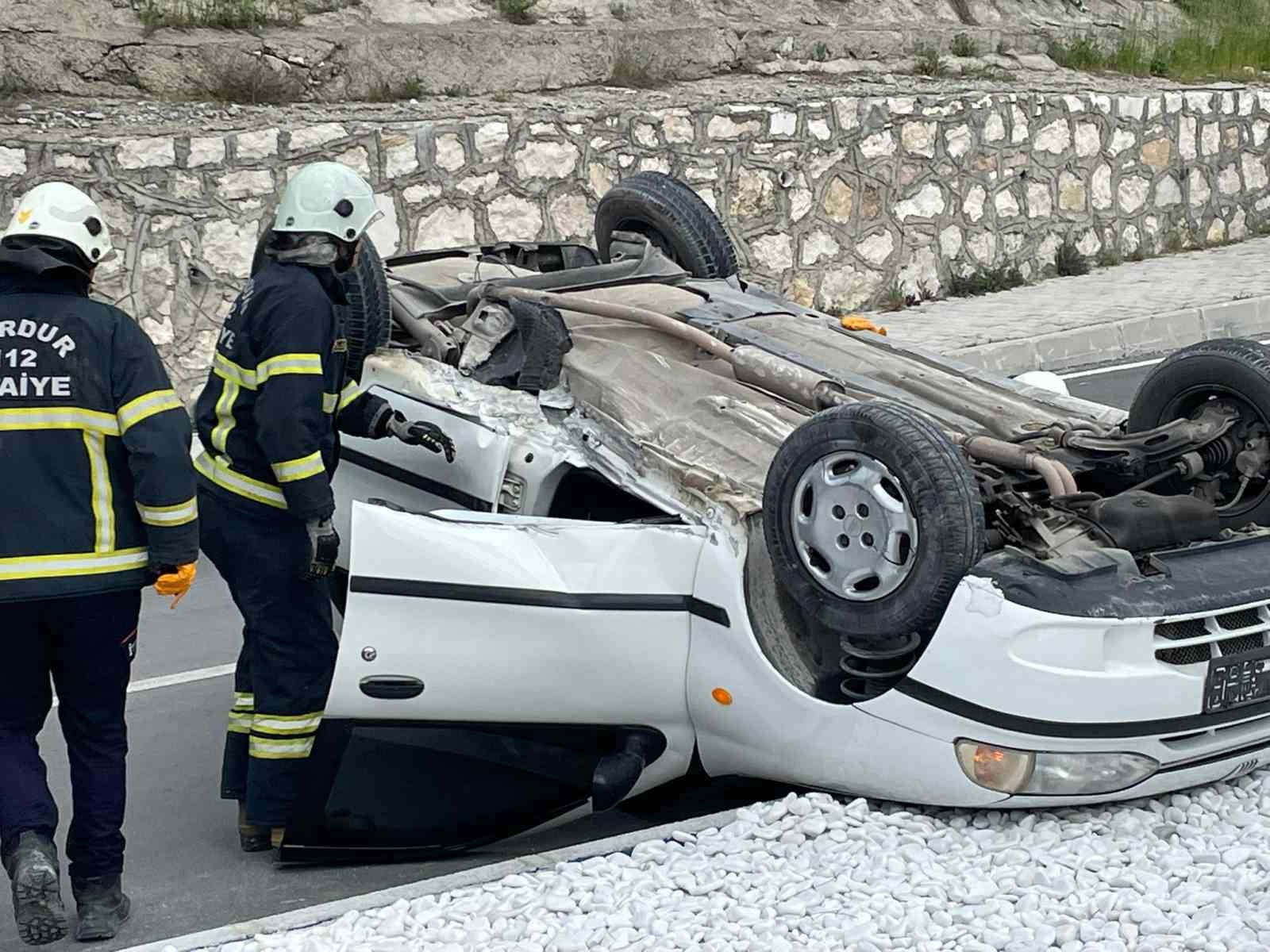 Takla atan otomobildeki 2 kişi yaralandı
