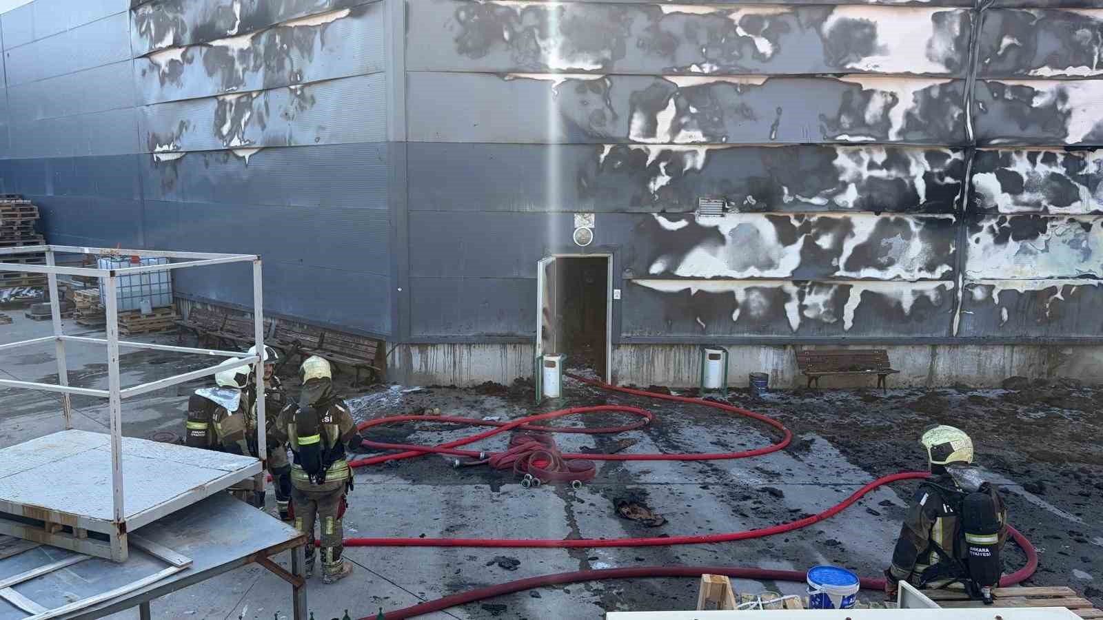 Ankara&rsquo;da boya fabrikasında yangın
