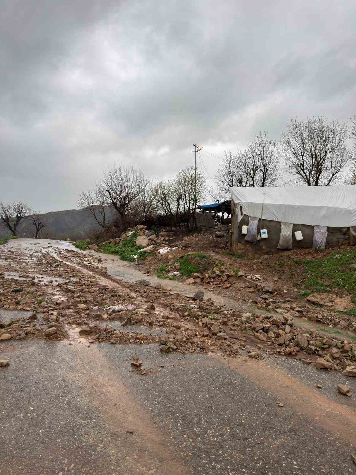 Şırnak’ta köy yolu kapandı, öğretmenler mahsur kaldı
