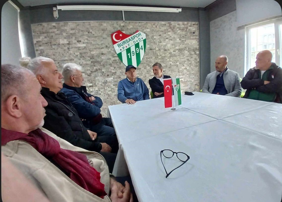 Bursaspor&rsquo;un unutulmaz kaptanı &Ouml;zden&rsquo;in kitabı &ouml;ğrencilere dağıtıldı
