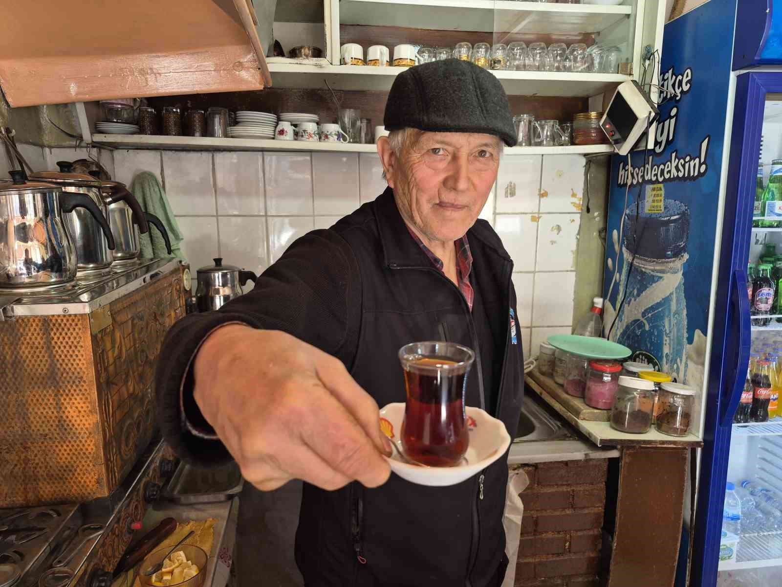 Eskişehir&rsquo;de 44 senedir &ccedil;aycı olan esnafın ilgin&ccedil; &ccedil;alışma y&ouml;ntemi
