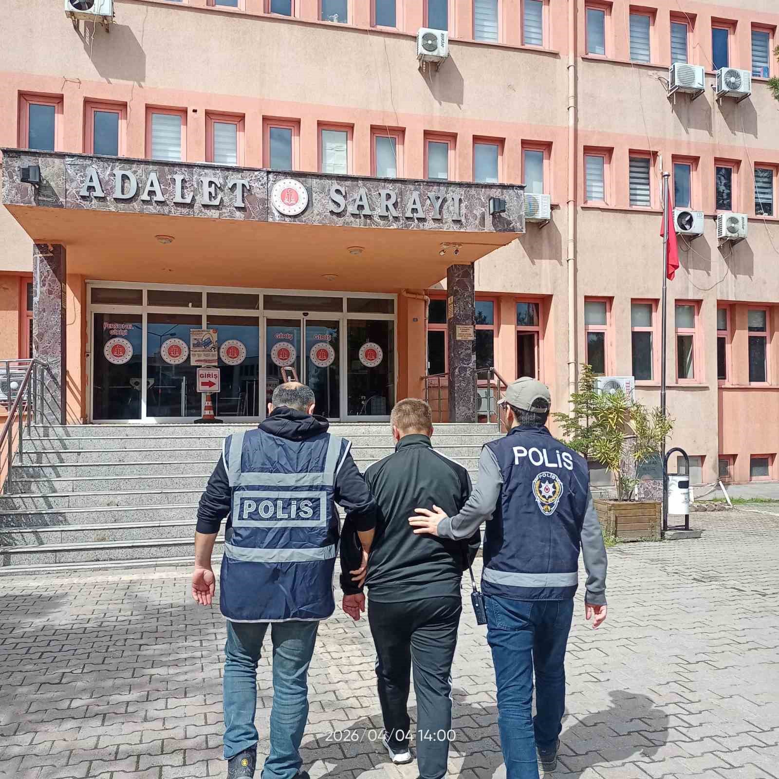 Karab&uuml;k&rsquo;te asayiş uygulamalarında 53 aranan kişi yakalandı
