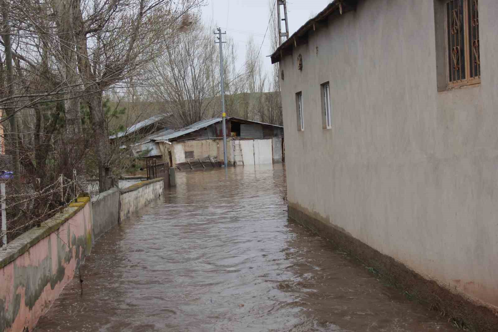 Baraj taştı, k&ouml;y tamamen sular altında kaldı
