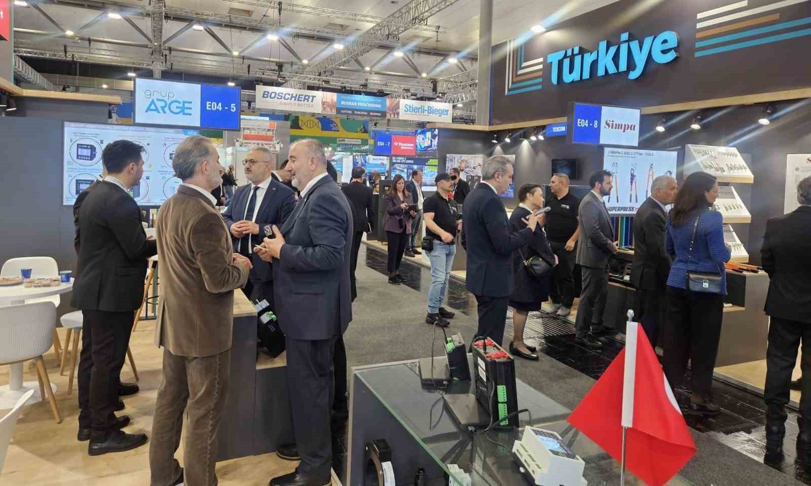 İTO Başkanı Avdagi&ccedil;&rsquo;ten KOBİ&rsquo;lere "&uuml;retim s&uuml;re&ccedil;lerini s&uuml;ratle &lsquo;yapay zekaya&rsquo; hazırlama" &ccedil;ağrısı
