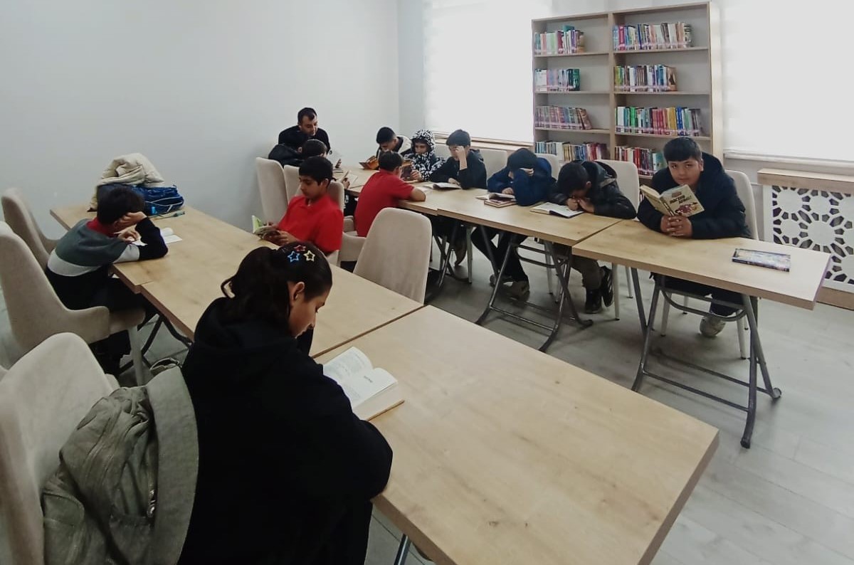 Ağa&ccedil;&ouml;ren&rsquo;de &ouml;ğrenciler k&uuml;t&uuml;phane ile buluştu
