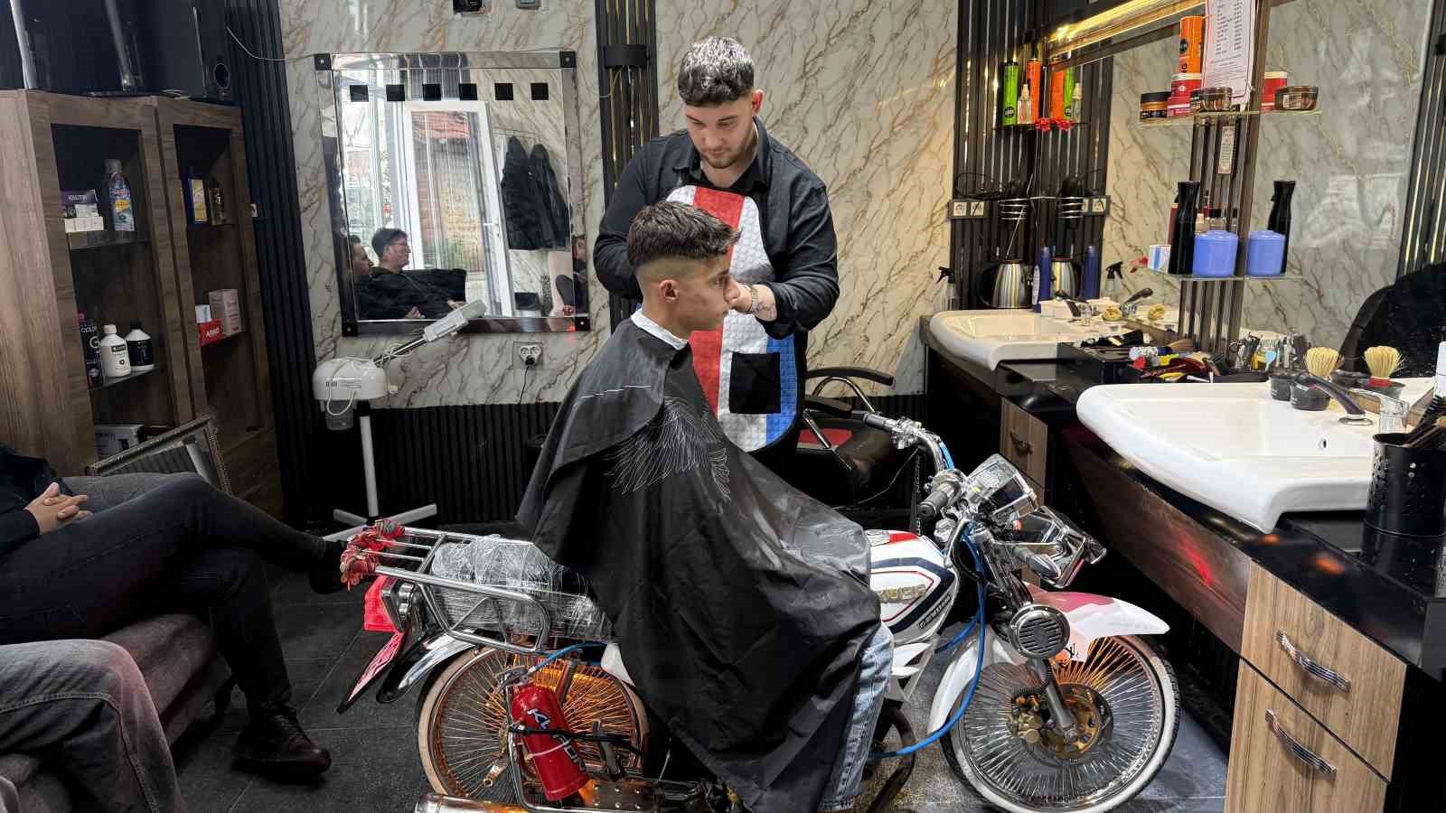 Motosikleti berber koltuğuna d&ouml;n&uuml;şt&uuml;rd&uuml;, gen&ccedil;ler sıraya girdi
