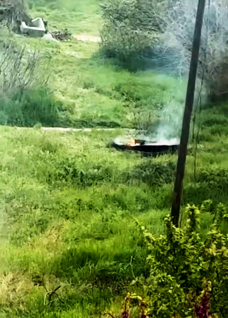 Boş arsada yakılan koltuklar paniğe yol a&ccedil;tı
