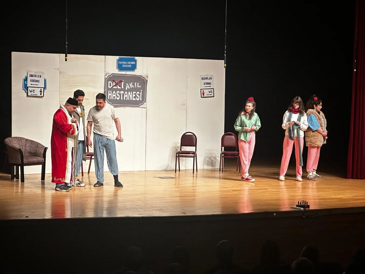 Kütahya’da "Keçileri Kaçırıyorum" oyunu tiyatroseverlerle buluştu