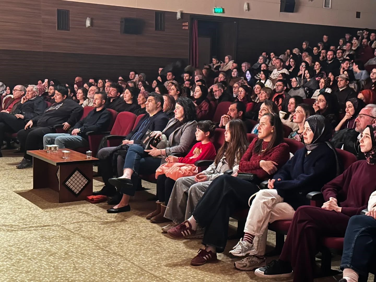 K&uuml;tahya&rsquo;da "Ke&ccedil;ileri Ka&ccedil;ırıyorum" oyunu tiyatroseverlerle buluştu
