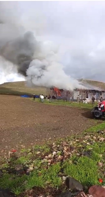 Kars’ta alevlere teslim olan ev kullanılamaz hale geldi