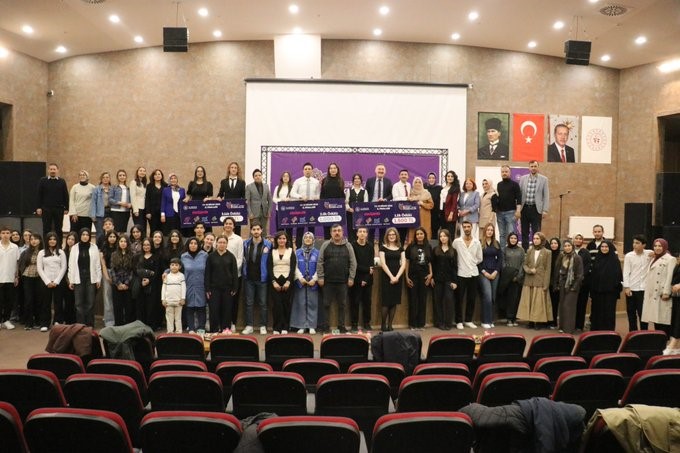 Eskişehir&rsquo;de gen&ccedil; şairler il birinciliği i&ccedil;in yarıştı
