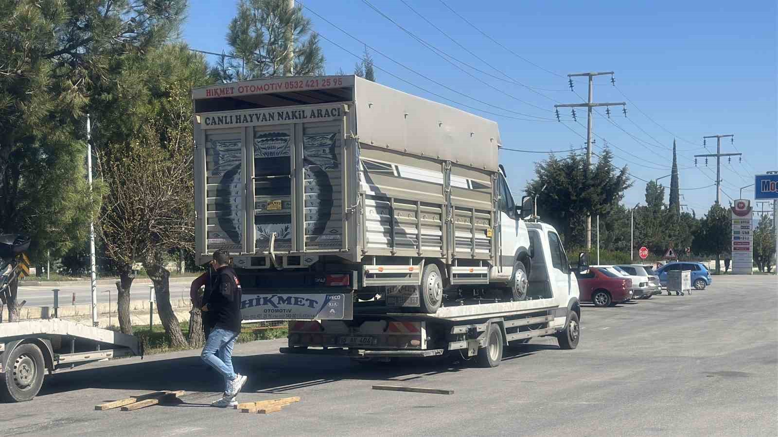 Eski plakasını kamyonetine taktı, 140 bin lira cezadan ka&ccedil;amadı
