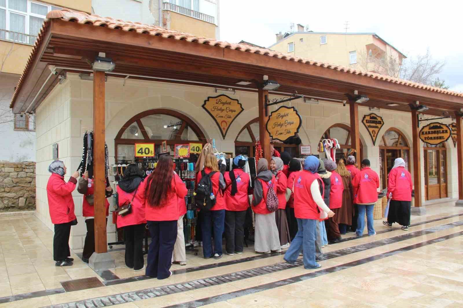 Bayburt&rsquo;ta g&ouml;n&uuml;ll&uuml; gen&ccedil;ler tarih ve doğayla buluştu
